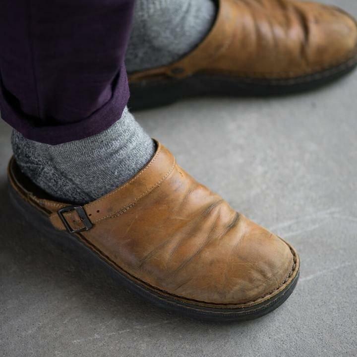 Men’s Leather Slippers with Orthopedic Support and Breathable Design