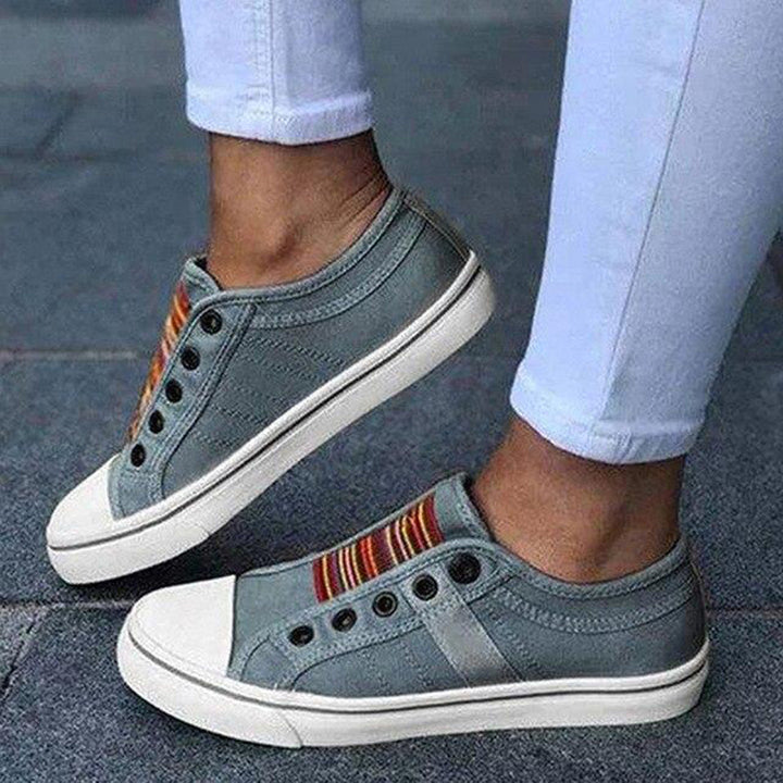 Women’s Casual Low-Top Sneakers with Lace-Up Design