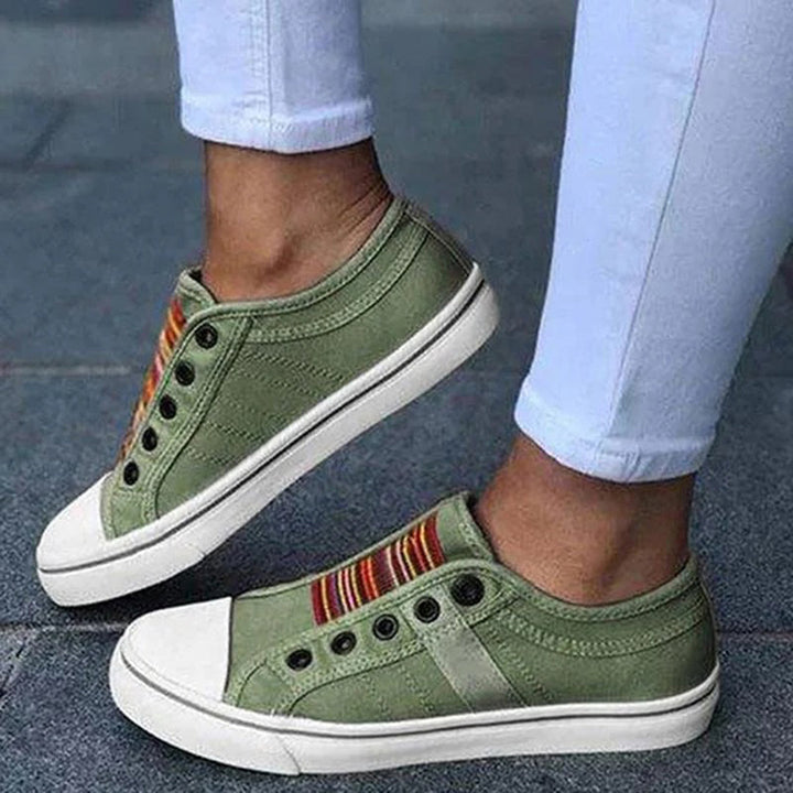 Women’s Casual Low-Top Sneakers with Lace-Up Design